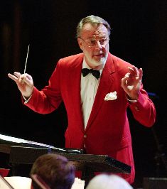 22_-_Erich_Kunzel_conducting_2.jpg