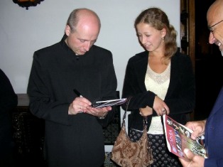 633149553155021250_Paavo_signing_CDs_Santa_Barbara_41707.jpg
