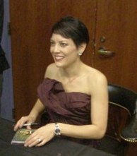 Anne_Akiko_Meyers_signing_CDs_resuzed_and_cropped_1.jpg