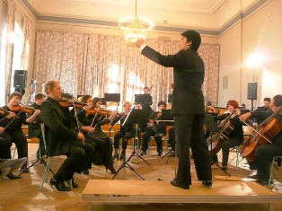 Daisuke_conducting_at_final_concert.JPG