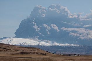 Eyjafjallajokull_volcano_plume_2010_04_18.JPG