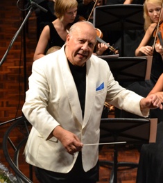 Neeme_conducting_encore_at_2011_J__rvifestival_in_P__rnu__Estonia__August__2011.jpg