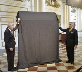 Nick_and_Peter_about_to_unveil_portrait_re-sized.jpg