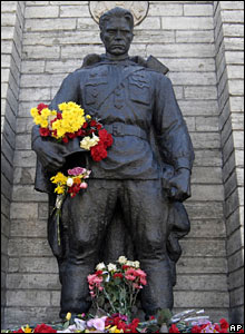 The_Bronze_Soldier__Soviet_war_monument_removed_from_T__nism__gi_Square_in_Tallinn__April__2007.jpg