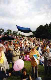 crowd_with_flag_at_Laulupidu.jpg