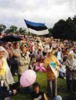 crowd_with_flag_at_Laulupidu_1.jpg