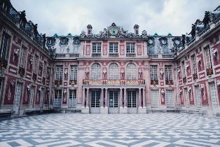 marble_court_Versailles_2.jpg